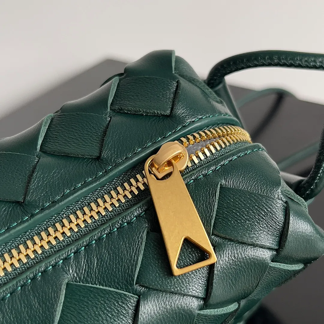 Batch 1560 New version and new color (third generation) 𝗕𝗼𝘁𝘁𝗲𝗴𝗮 𝗩𝗲𝗻𝗲𝘁𝗮———— The latest version of the loop camera bag💥 at the BV King of Cost-Effectiveness counter, large woven texture➕As always, ultra-high-quality lambskin, with zippers and adjustable drawstrings, it is especially suitable for the belly💫It can fit anything, and it is very light in weight. It is suitable for girls of all ages. Size: 17*10*6cm Style number: 723547